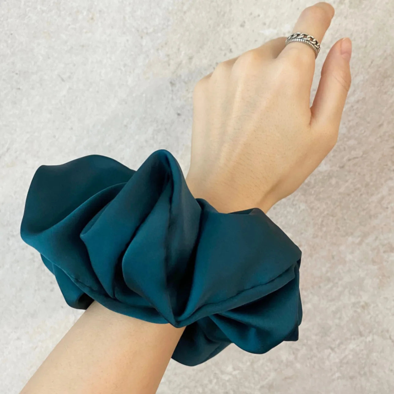 Women Soild Color Oversized Satin Scrunchies Fashion Elastic Hair Ties Ponytail Holder Satin Scrunchie Hair Accessories