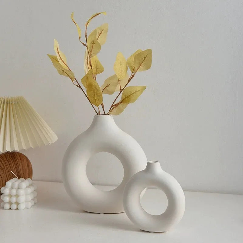 Simple Donut-Shaped Plastic Vase – Single Flower Pot
