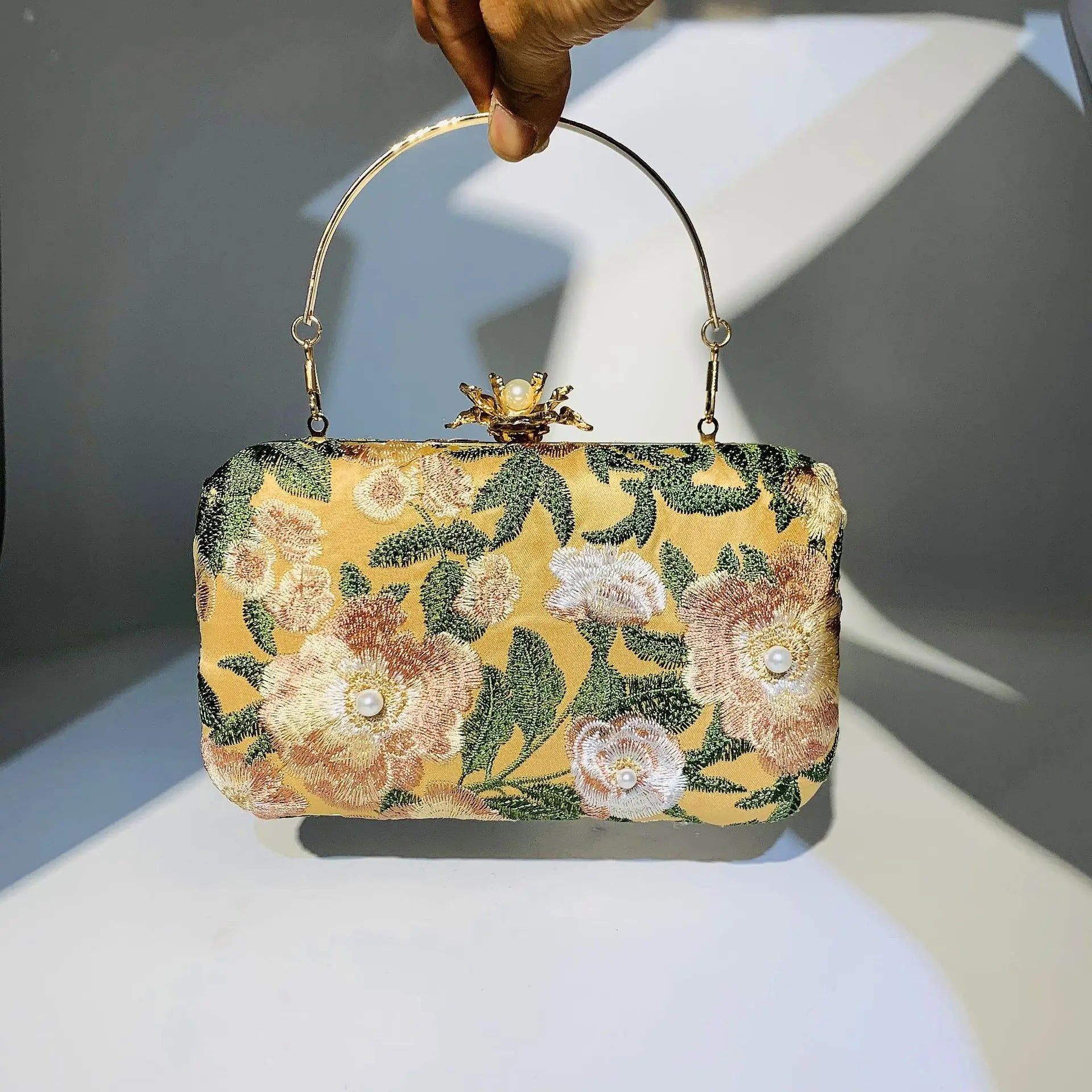 New Women's Embroidered Flower Evening Clutch Bag Diamond Ban  Cloud Shape Ladies Purse Spring 2025 Fashion Trend