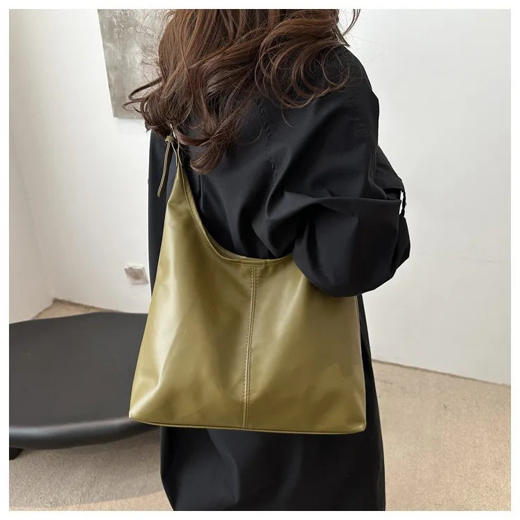 Large-Capacity Women’s Commuting Shoulder Bag – Winter 2025 Popular Solid Color, Simple & Versatile Fashion Bag