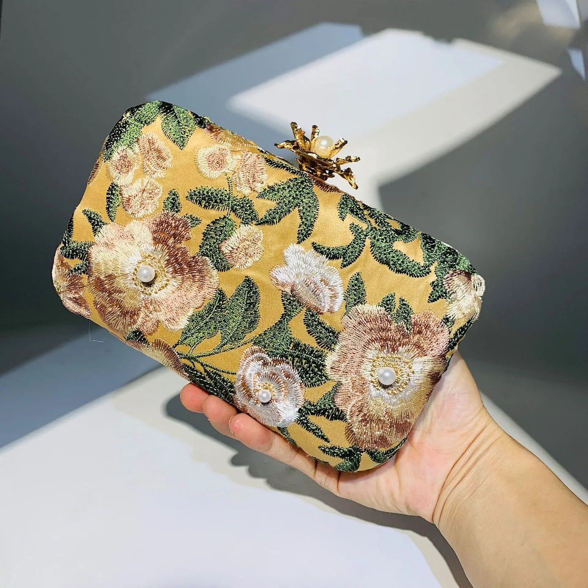 New Women's Embroidered Flower Evening Clutch Bag Diamond Ban  Cloud Shape Ladies Purse Spring 2025 Fashion Trend