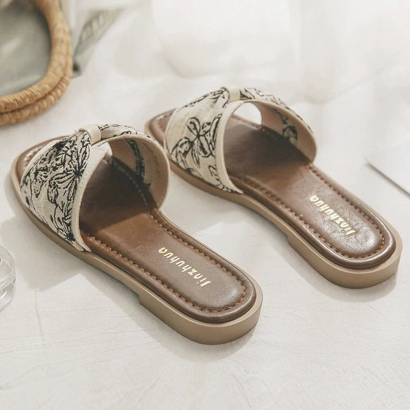 Soft Leather Flat Bottom Sandals Women's Outdoor Summer Fashionable Slippers Small Size Comfortable Home Slippers for Women